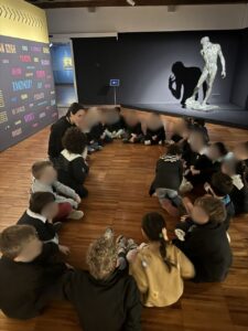 Il gruppo della prima B dell'Educandato Uccellis in visita a Casa Cavazzini